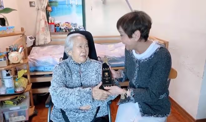 黎姿姑姑息影12年罕露面,91歲坐輪椅口齒不清,住所狹小裝修簡單