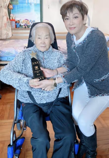 黎姿姑姑息影12年罕露面,91歲坐輪椅口齒不清,住所狹小裝修簡單