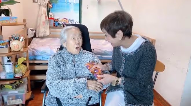 黎姿姑姑息影12年罕露面,91歲坐輪椅口齒不清,住所狹小裝修簡單
