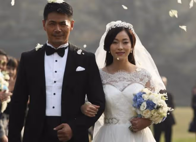 邵兵妻子近照曝光氣質佳！生龍鳳胎很幸福，18歲女兒在美國留學