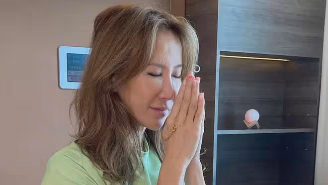 李玟自曝婚變後住院原因:這些年都靠右腿支撐全身