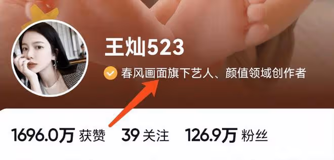 杜淳1歲女兒首拍雜誌，卻戴墨鏡不露全臉引爭議，被指顏值不如媽