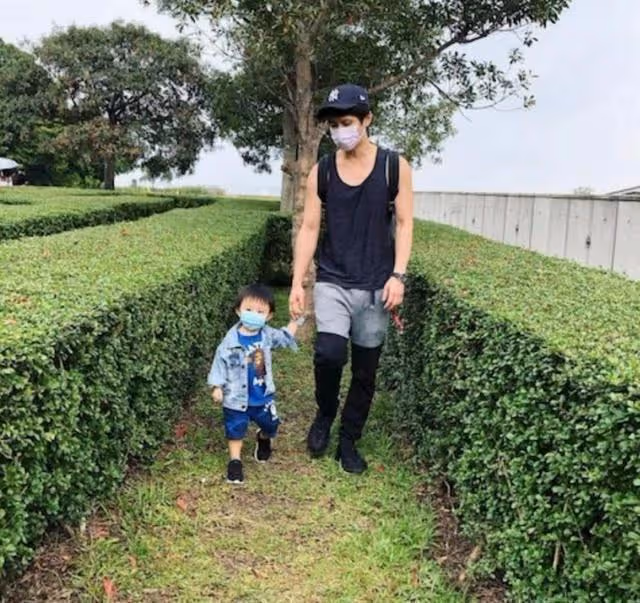 疑似婚變！知名渣男港星近兩年未見蹤影，其太太更刪光與對方合照