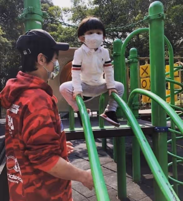 疑似婚變！知名渣男港星近兩年未見蹤影，其太太更刪光與對方合照