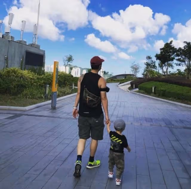 疑似婚變！知名渣男港星近兩年未見蹤影，其太太更刪光與對方合照