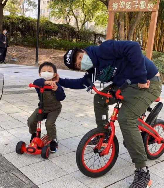 疑似婚變！知名渣男港星近兩年未見蹤影，其太太更刪光與對方合照