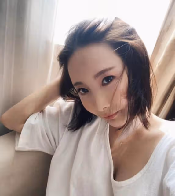 疑似婚變！知名渣男港星近兩年未見蹤影，其太太更刪光與對方合照