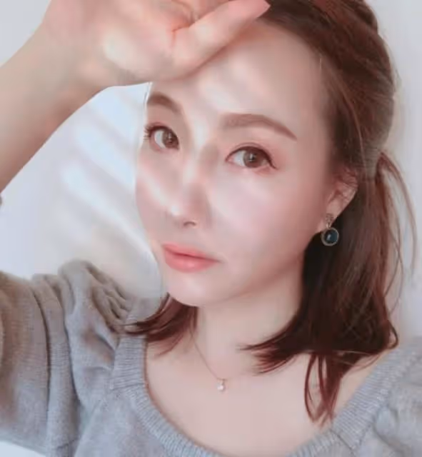 疑似婚變！知名渣男港星近兩年未見蹤影，其太太更刪光與對方合照