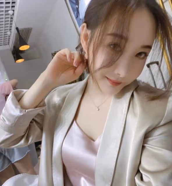 疑似婚變！知名渣男港星近兩年未見蹤影，其太太更刪光與對方合照