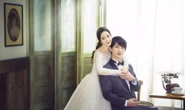 疑似婚變！知名渣男港星近兩年未見蹤影，其太太更刪光與對方合照