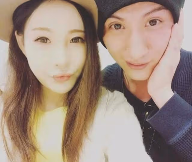疑似婚變！知名渣男港星近兩年未見蹤影，其太太更刪光與對方合照