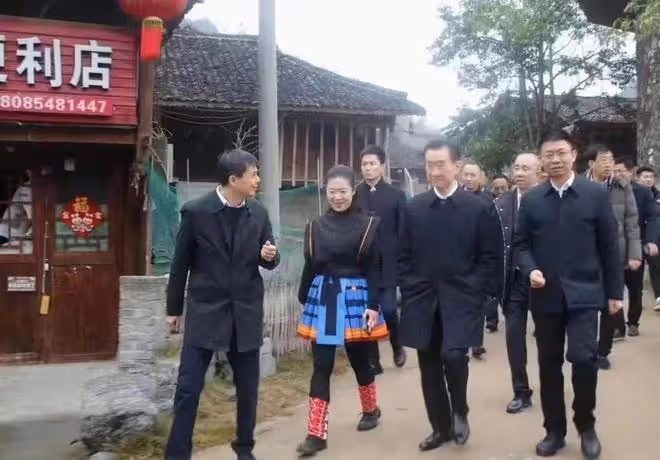 王健林現身貴州，與年輕女孩牽手跳舞，身旁超60位保鏢隨行保護