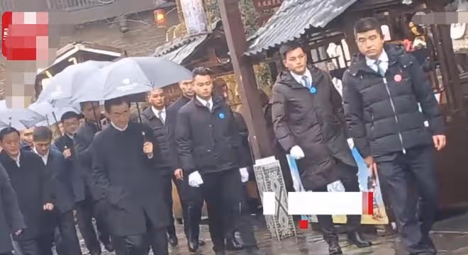 王健林現身貴州，與年輕女孩牽手跳舞，身旁超60位保鏢隨行保護