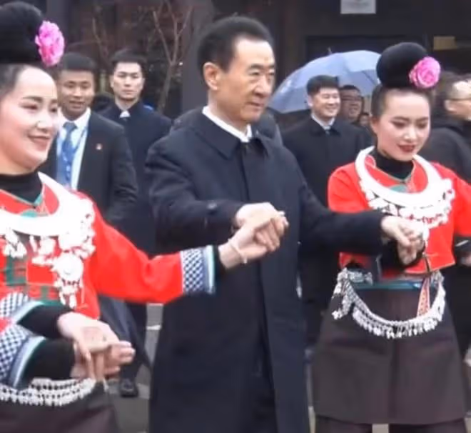 王健林現身貴州，與年輕女孩牽手跳舞，身旁超60位保鏢隨行保護