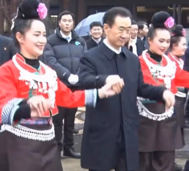 王健林現身貴州，與年輕女孩牽手跳舞，身旁超60位保鏢隨行保護