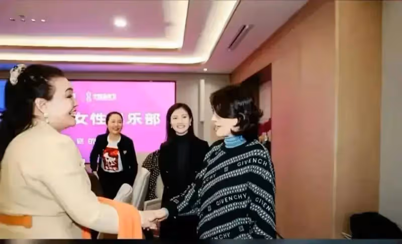 張蘭：與董明珠未鬧掰只是臨時改行程，結果雙方直播間人氣均下滑
