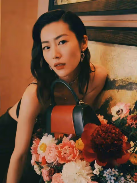 劉雯：有錢後誰還要臉？米蘭時裝周眯眯眼造型被指蓄意醜化中國人