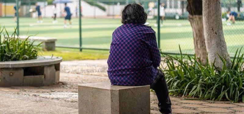 58歲二婚!老伴「每月給2萬零花錢」讓我自由支出,直到某天「他請朋友來家吃飯」我哭著想逃離