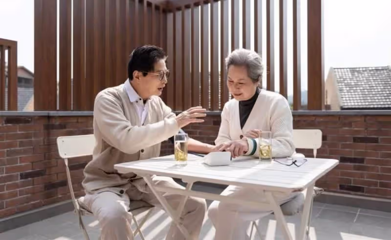58歲二婚!老伴「每月給2萬零花錢」讓我自由支出,直到某天「他請朋友來家吃飯」我哭著想逃離