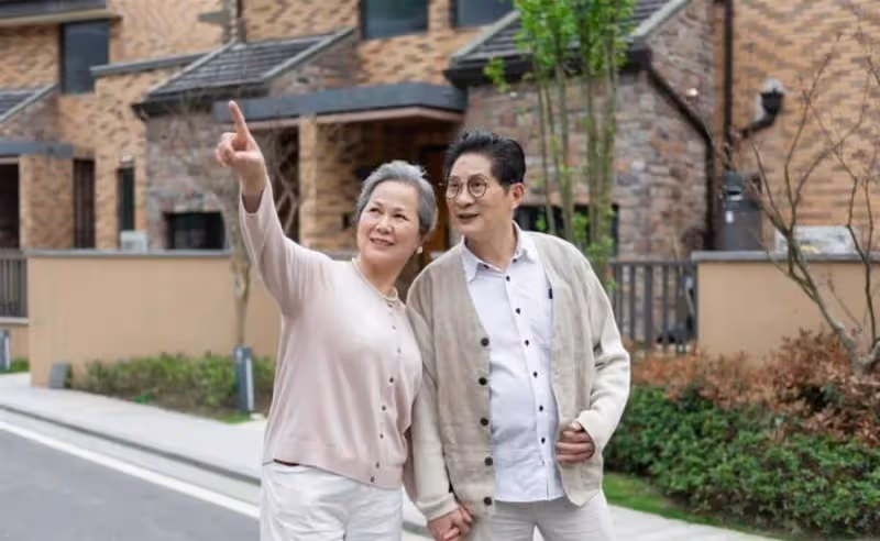 58歲二婚!老伴「每月給2萬零花錢」讓我自由支出,直到某天「他請朋友來家吃飯」我哭著想逃離