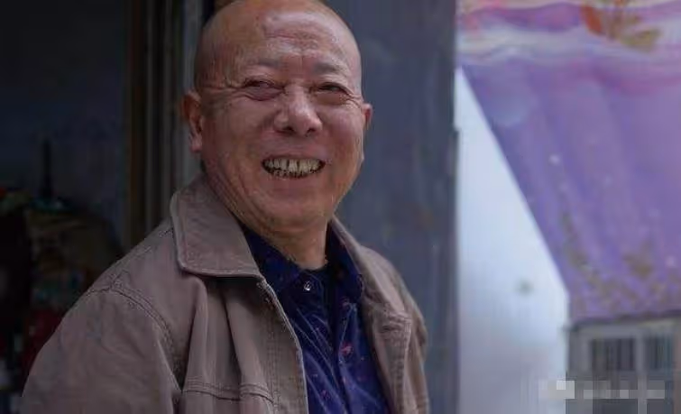 退休月入4萬5!老伴卻告訴兒子「只有1萬6」 我去兒子家「吃一頓晚餐」懂了:老伴真聰明我哭著想逃離