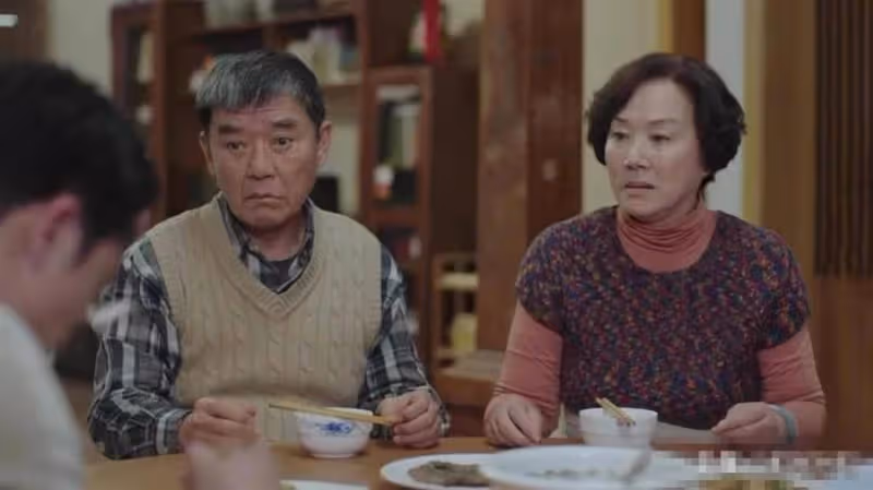 退休月入4萬5!老伴卻告訴兒子「只有1萬6」 我去兒子家「吃一頓晚餐」懂了:老伴真聰明我哭著想逃離