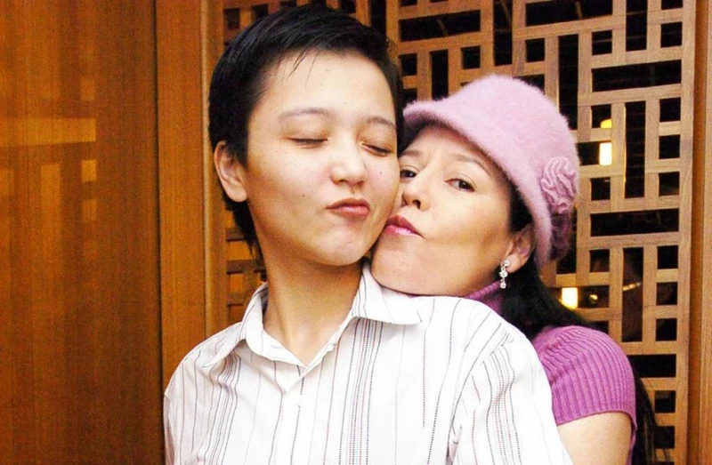 一生被愛害慘!《五燈獎》田露露「歷經三段坎坷戀」和女兒失散20年「淪落到當清潔工」今近況曝光:終於苦盡甘來