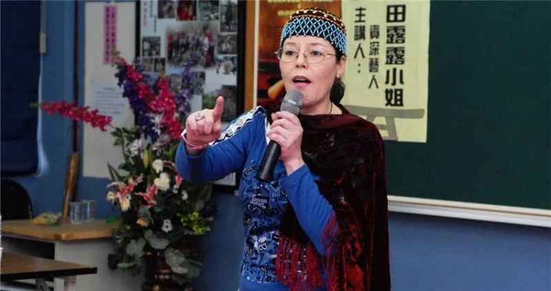 一生被愛害慘!《五燈獎》田露露「歷經三段坎坷戀」和女兒失散20年「淪落到當清潔工」今近況曝光:終於苦盡甘來