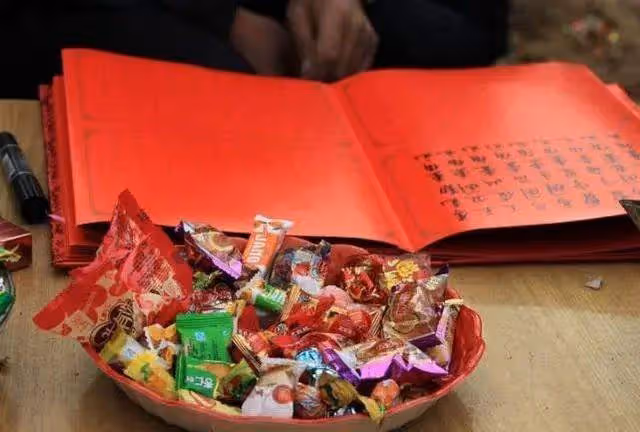 老闆喜得雙胞胎!辦滿月宴強制「要求員工隨禮6000」宴會結束,員工們卻「感動得說不出話」