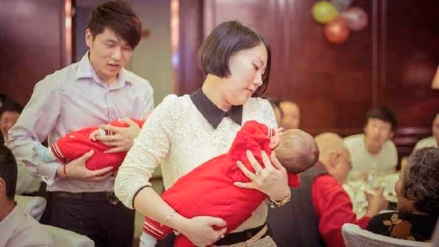 老闆喜得雙胞胎!辦滿月宴強制「要求員工隨禮6000」宴會結束,員工們卻「感動得說不出話」
