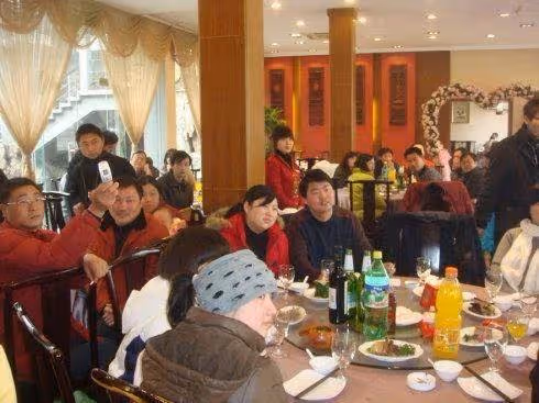 老闆喜得雙胞胎!辦滿月宴強制「要求員工隨禮6000」宴會結束,員工們卻「感動得說不出話」