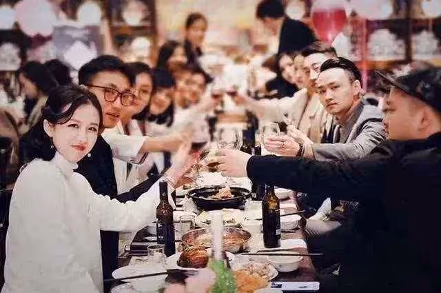 老闆喜得雙胞胎!辦滿月宴強制「要求員工隨禮6000」宴會結束,員工們卻「感動得說不出話」