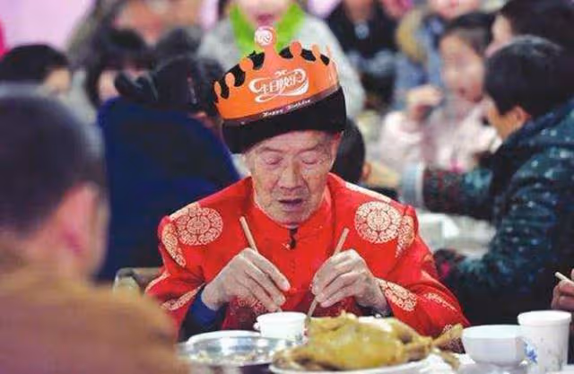 老漢60大壽,去飯店慶祝,結賬時兒女都「裝醉」不買單,前台一句話,全場都蒙了
