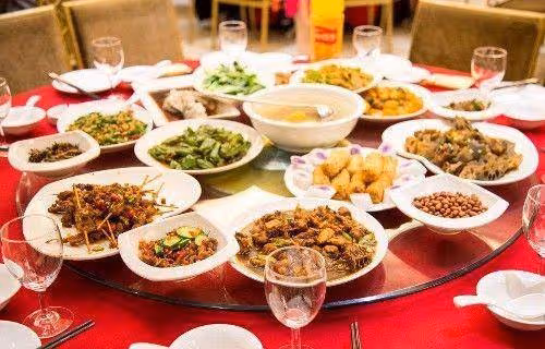 老漢60大壽,去飯店慶祝,結賬時兒女都「裝醉」不買單,前台一句話,全場都蒙了