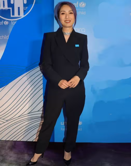 郭晶晶盛裝出席名流晚宴,甘比拎特製名牌包搶鏡,倆女兒罕見同行
