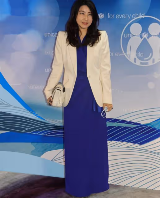 郭晶晶盛裝出席名流晚宴,甘比拎特製名牌包搶鏡,倆女兒罕見同行