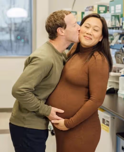 扎克伯格為38歲華裔妻子慶生,手捧其三胎孕肚,在實驗室甜蜜送吻