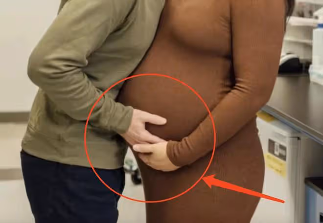 扎克伯格為38歲華裔妻子慶生,手捧其三胎孕肚,在實驗室甜蜜送吻