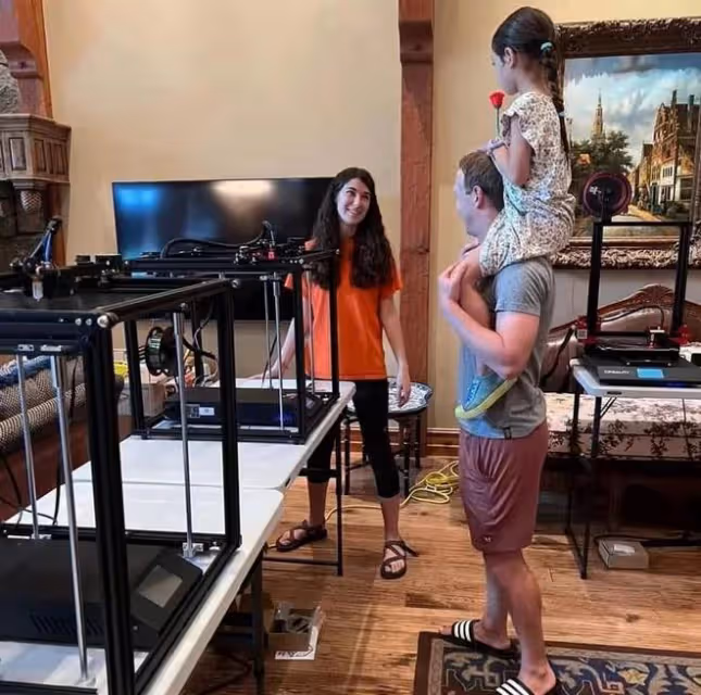 扎克伯格為38歲華裔妻子慶生,手捧其三胎孕肚,在實驗室甜蜜送吻