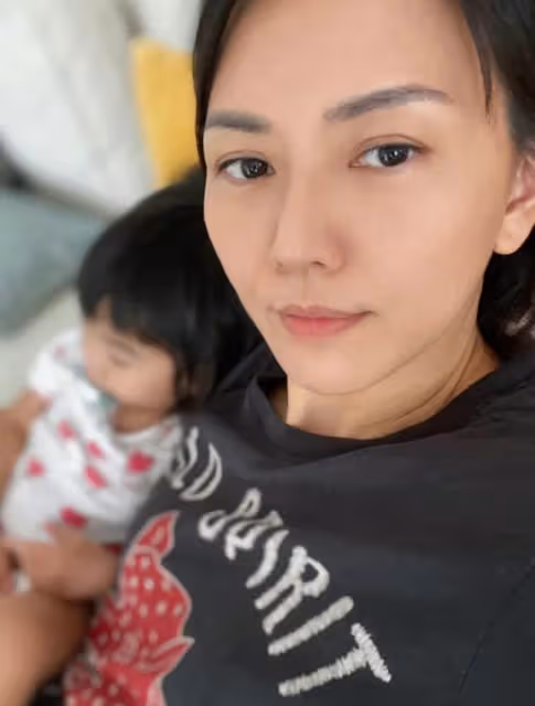 曝44歲孫燕姿懷第三胎，近照腹部隆起飄孕味，經紀人高情商回應