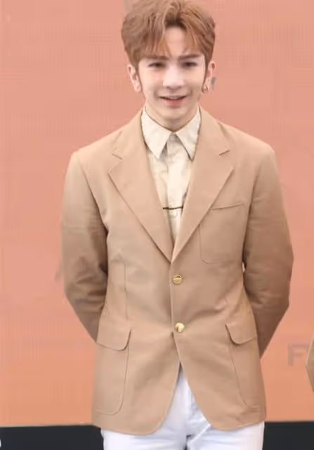 香港頂流男團成員活動上突然暈倒！倆壯漢攙扶，多名保鏢護送離開