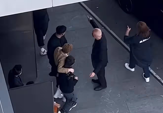 香港頂流男團成員活動上突然暈倒！倆壯漢攙扶，多名保鏢護送離開