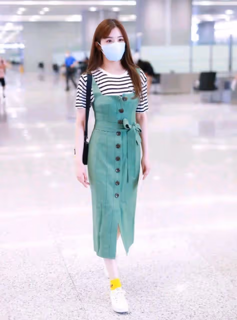 張含韻不老神顏！穿中國風工裝連衣裙秀戲腔，女團感十足