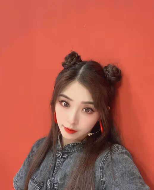 張含韻不老神顏！穿中國風工裝連衣裙秀戲腔，女團感十足