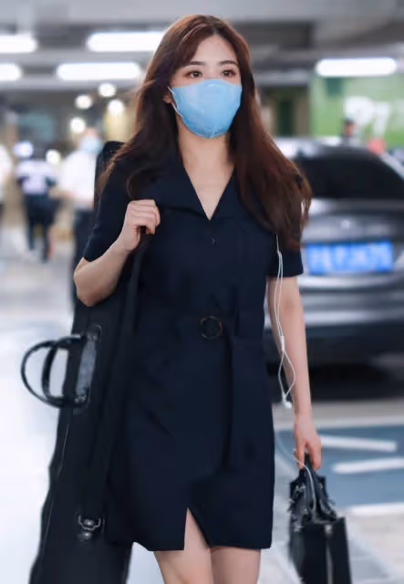 張含韻不老神顏！穿中國風工裝連衣裙秀戲腔，女團感十足