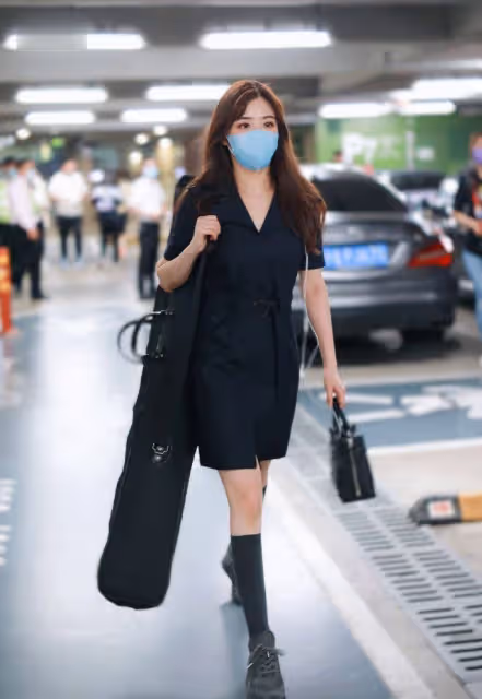 張含韻不老神顏！穿中國風工裝連衣裙秀戲腔，女團感十足