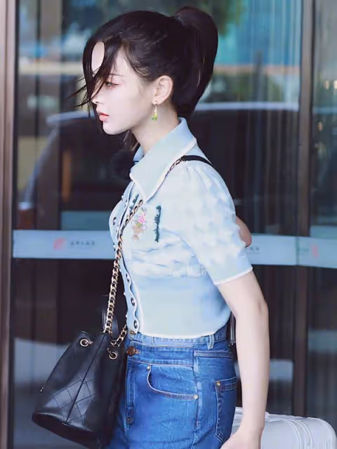 團隊解散後楊超越要去端盤子了？這個服務員顏值有點高，期待了