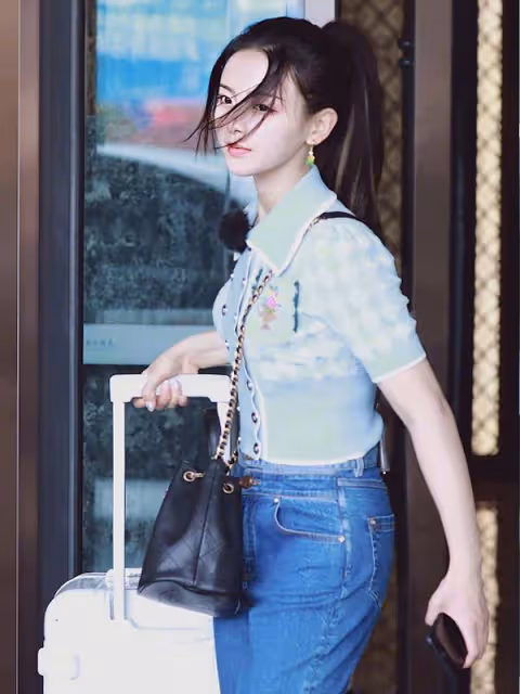 團隊解散後楊超越要去端盤子了？這個服務員顏值有點高，期待了