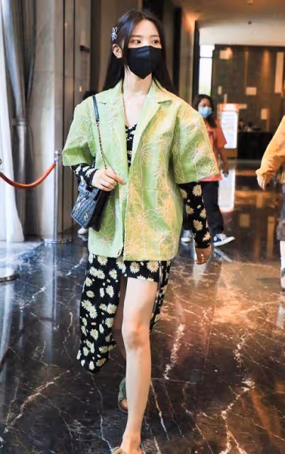 團隊解散後楊超越要去端盤子了？這個服務員顏值有點高，期待了