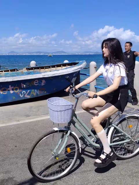 團隊解散後楊超越要去端盤子了？這個服務員顏值有點高，期待了